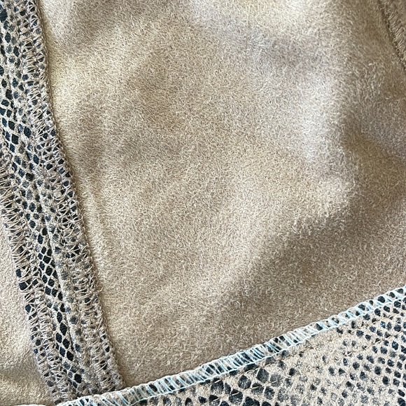 Faux suede snake print mini skirt - Picture 6 of 6